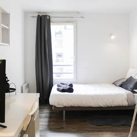 Practical On The Outskirts Of La Defense